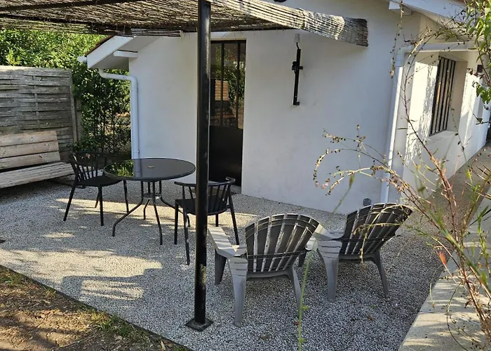 L\'annexe des Cigales, à l\'ombre des chênes lièges