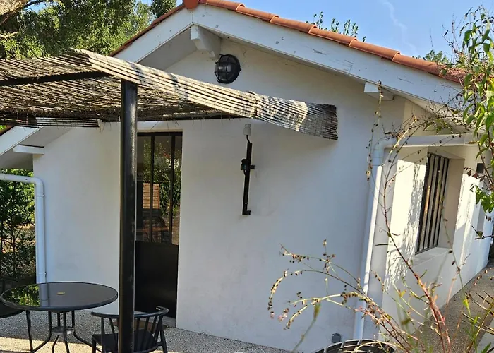 L\'annexe des Cigales, à l\'ombre des chênes lièges